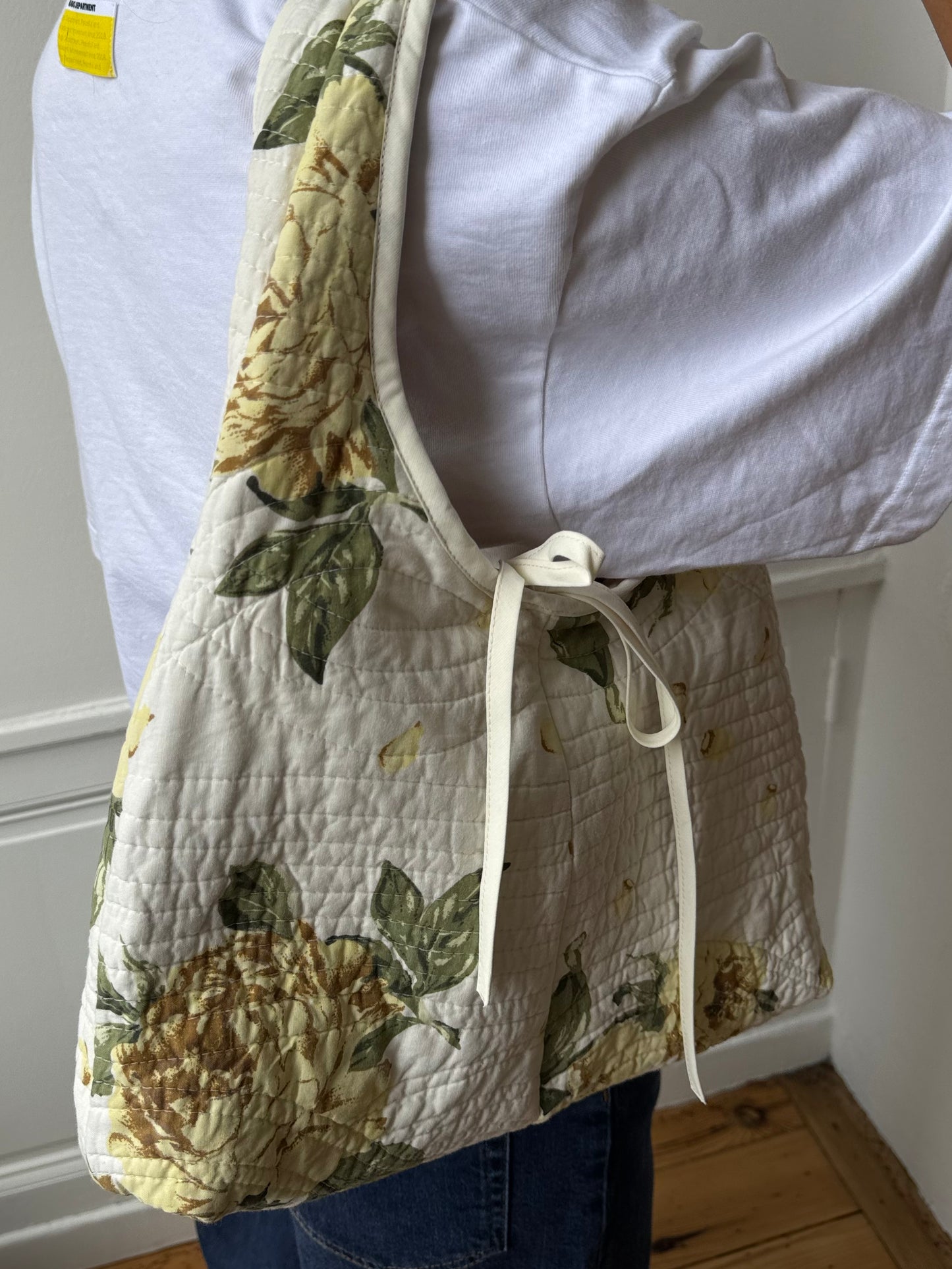 Sac upcyclé matelassé blanc à fleurs jaunes