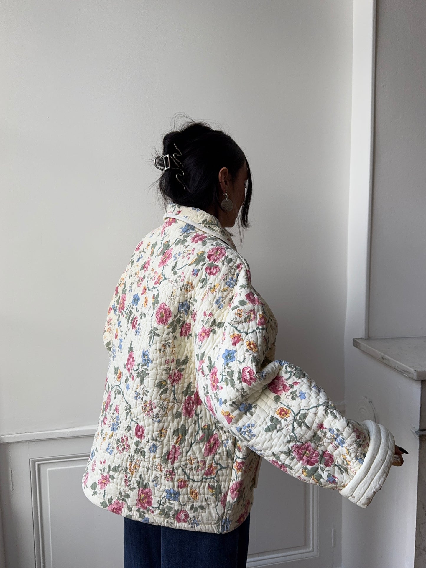 Veste upcyclée matelassée crème à fleurs