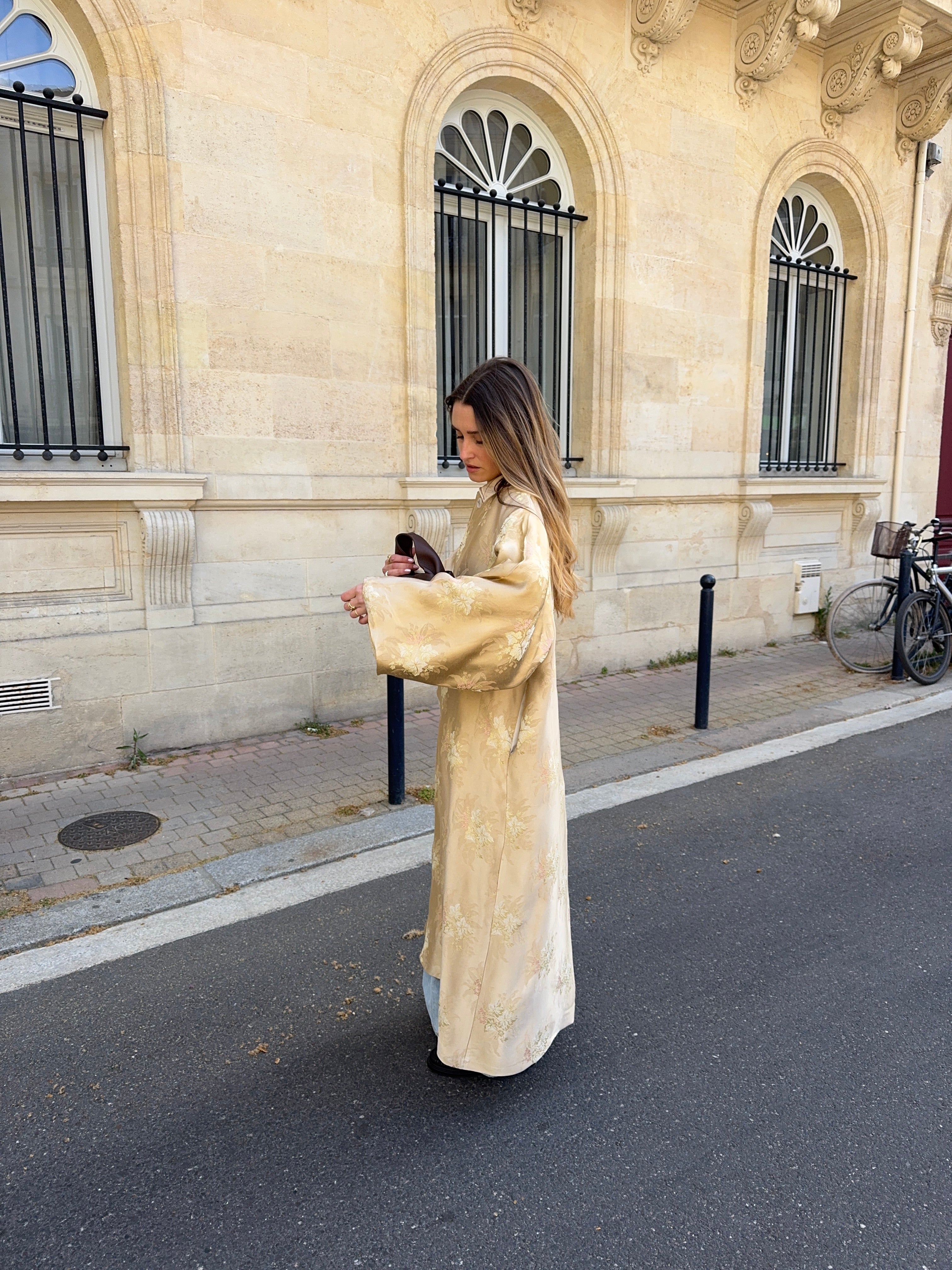 Manteau long upcyclé satiné doré à motifs vintage