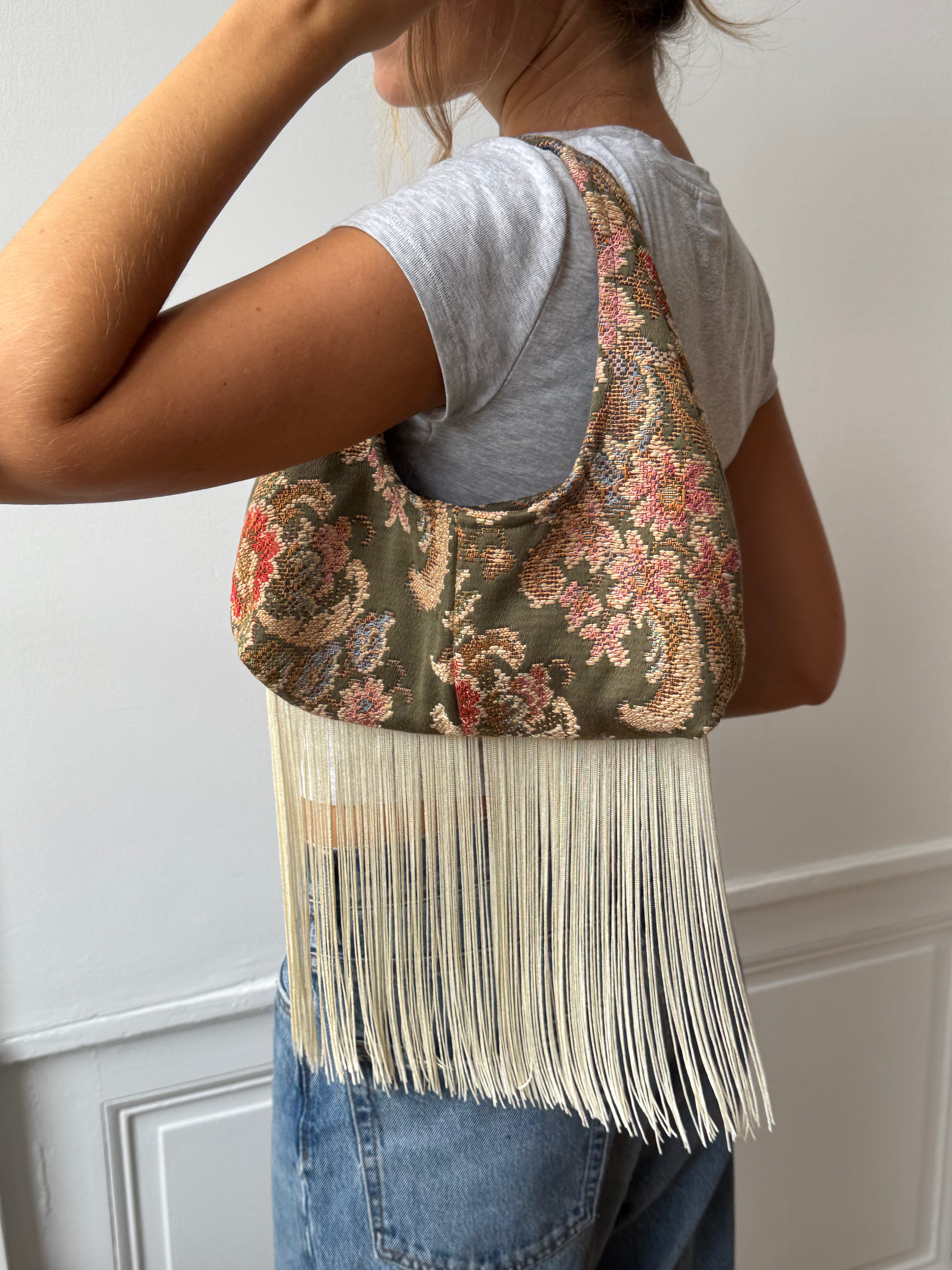 Sac upcyclé à motifs et franges