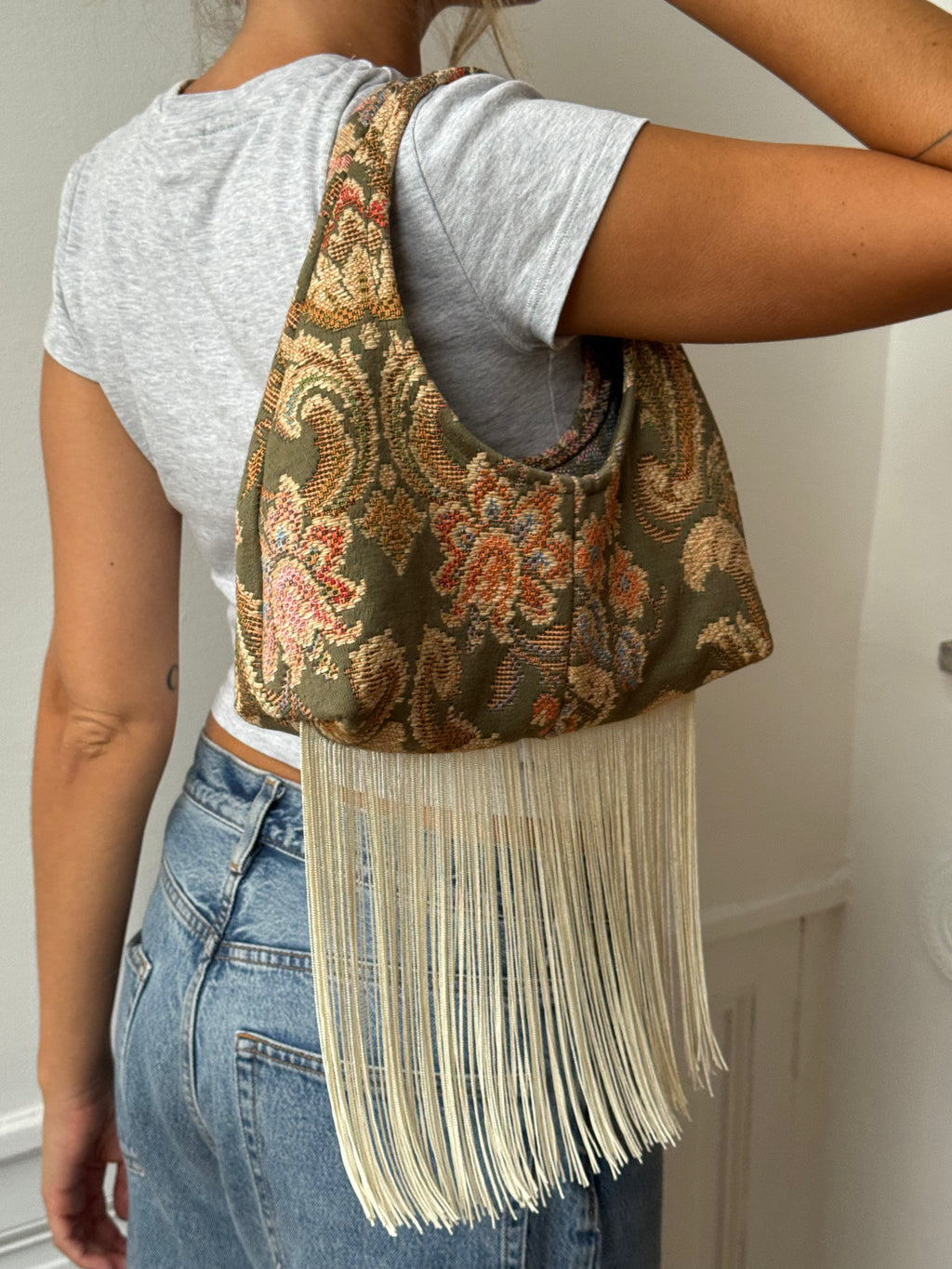 Sac upcyclé à motifs et franges