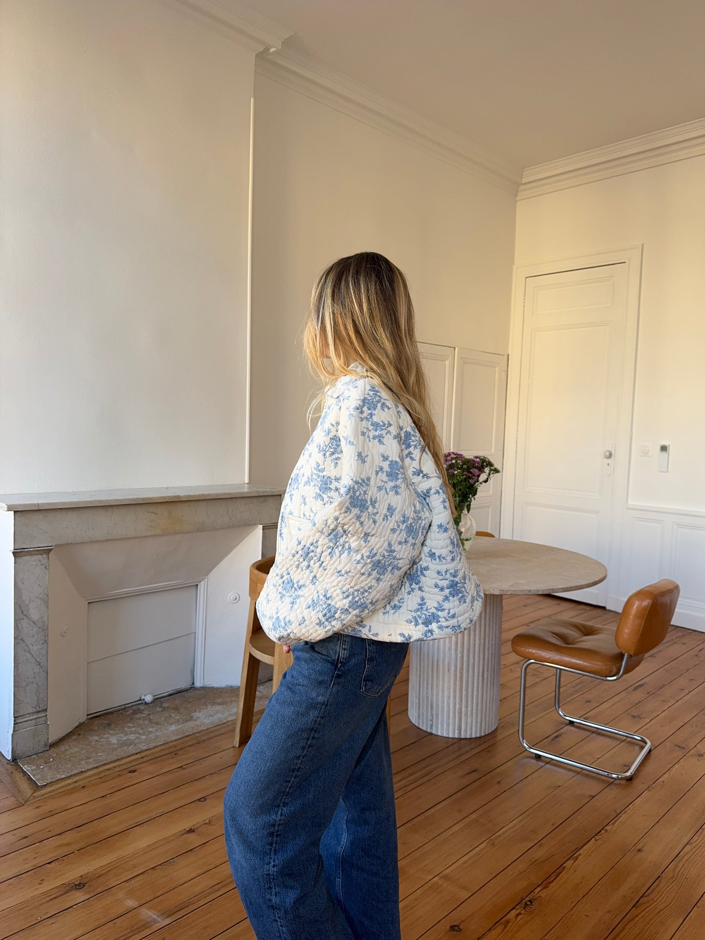 Veste upcyclée matelassée blanche à fleurs bleues