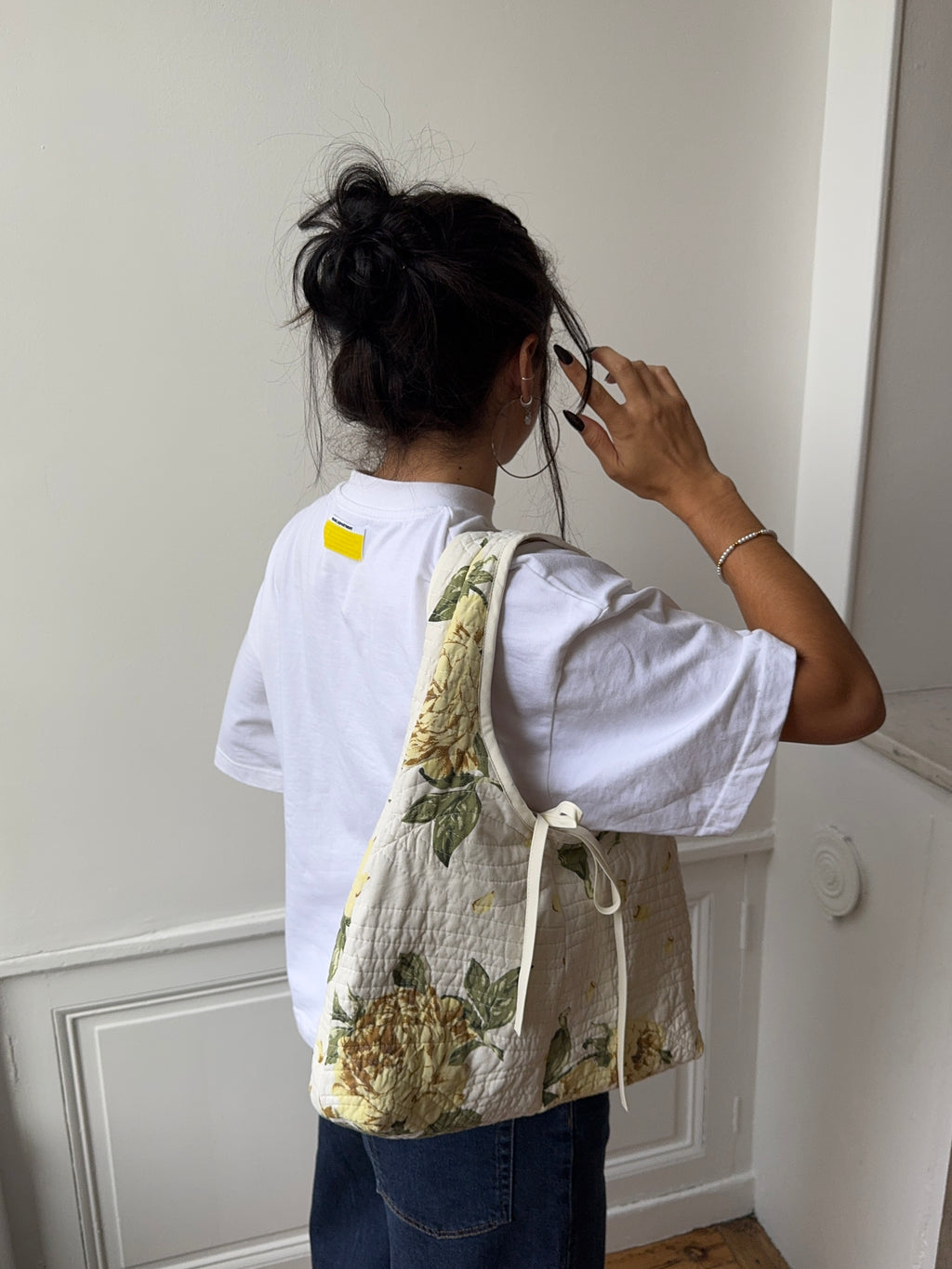 Sac upcyclé matelassé blanc à fleurs jaunes
