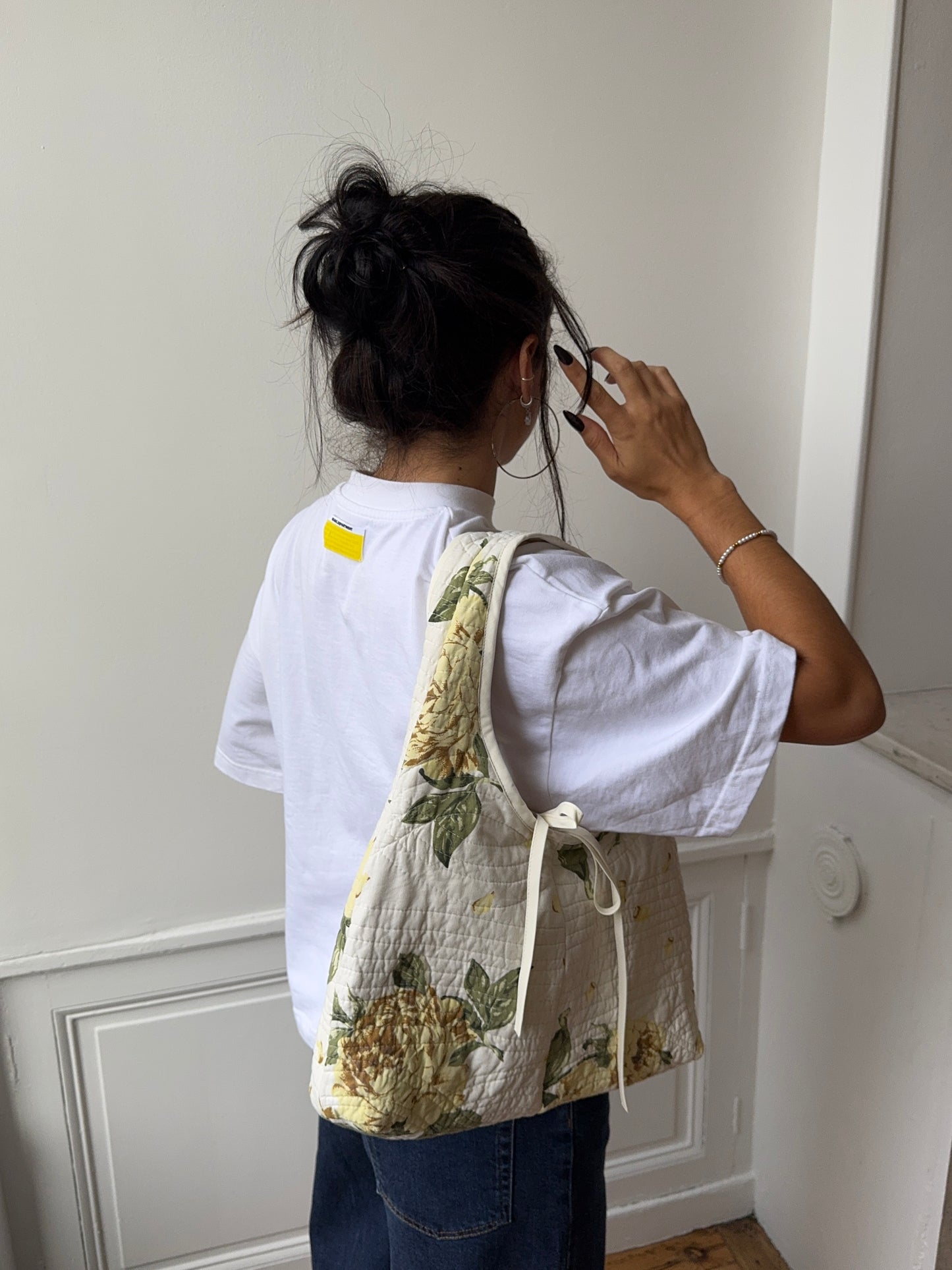 Sac upcyclé matelassé blanc à fleurs jaunes