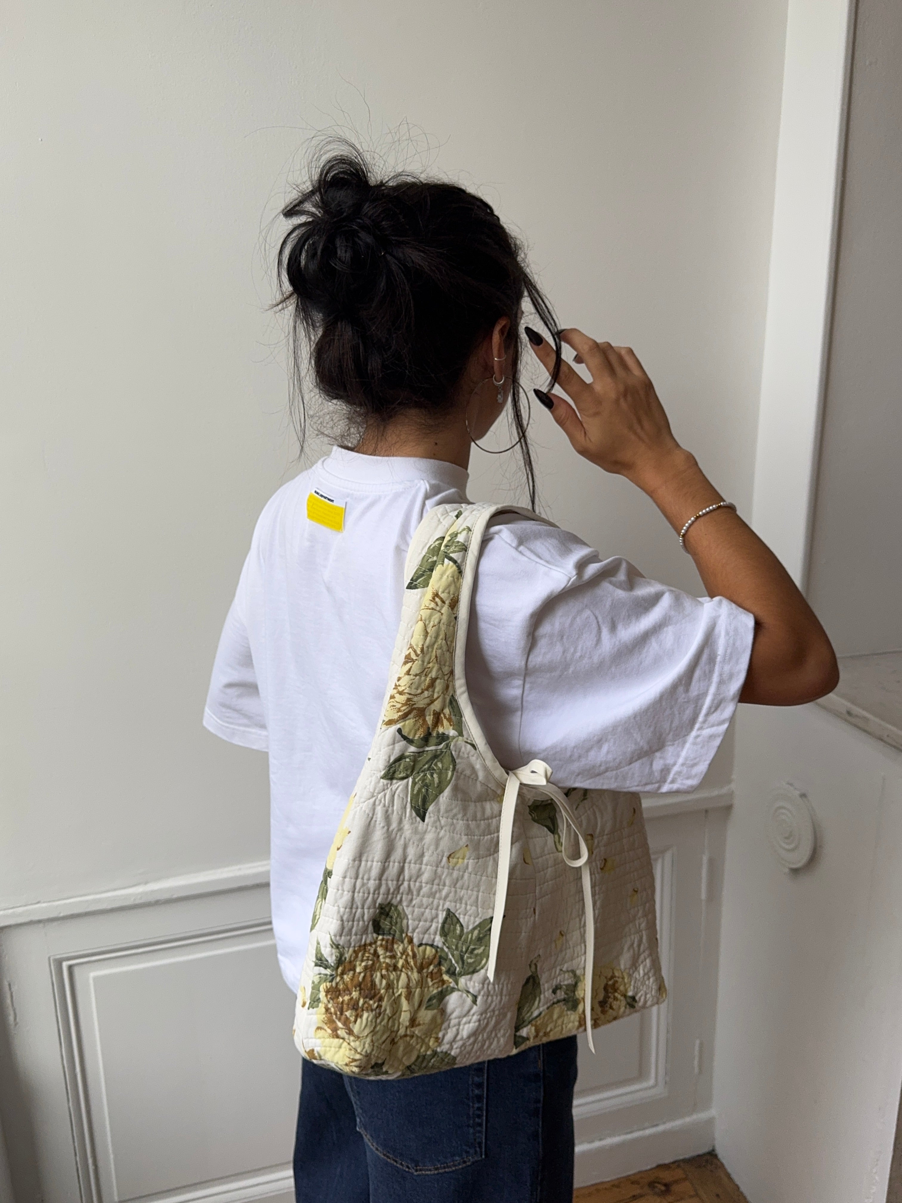 Sac upcyclé matelassé blanc à fleurs jaunes