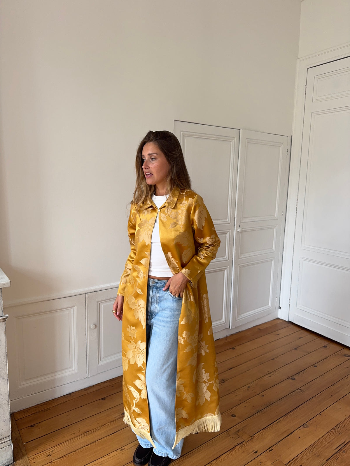 Veste longue upcyclée satinée dorée et franges - S