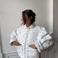 Veste upcyclée matelassée blanche à motif bleu