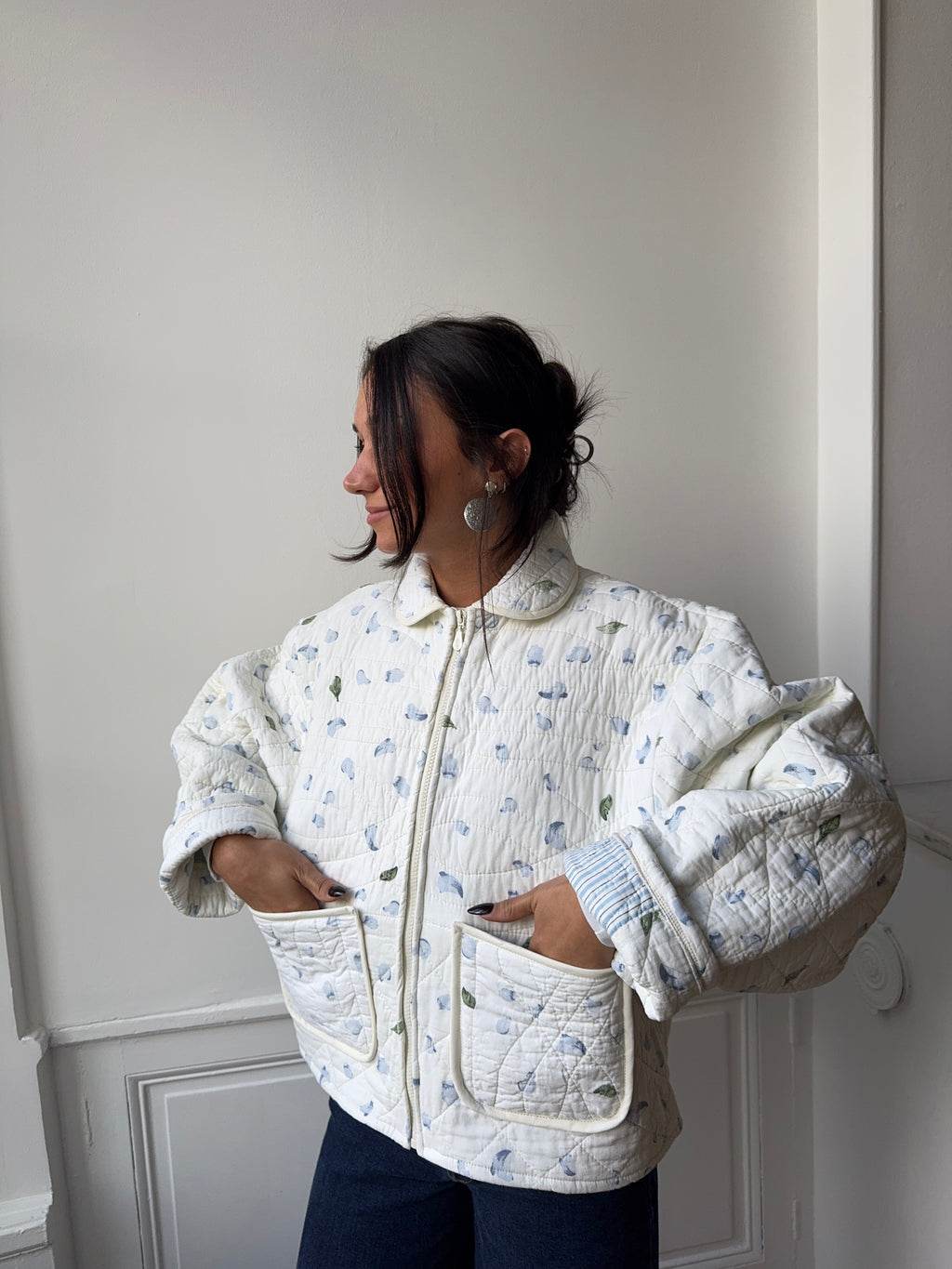 Veste upcyclée matelassée blanche à motif bleu