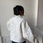Veste upcyclée matelassée blanche à motif bleu