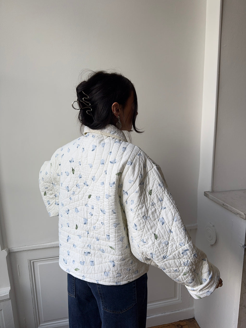 Veste upcyclée matelassée blanche à motif bleu