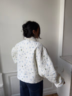 Veste upcyclée matelassée blanche à motif bleu