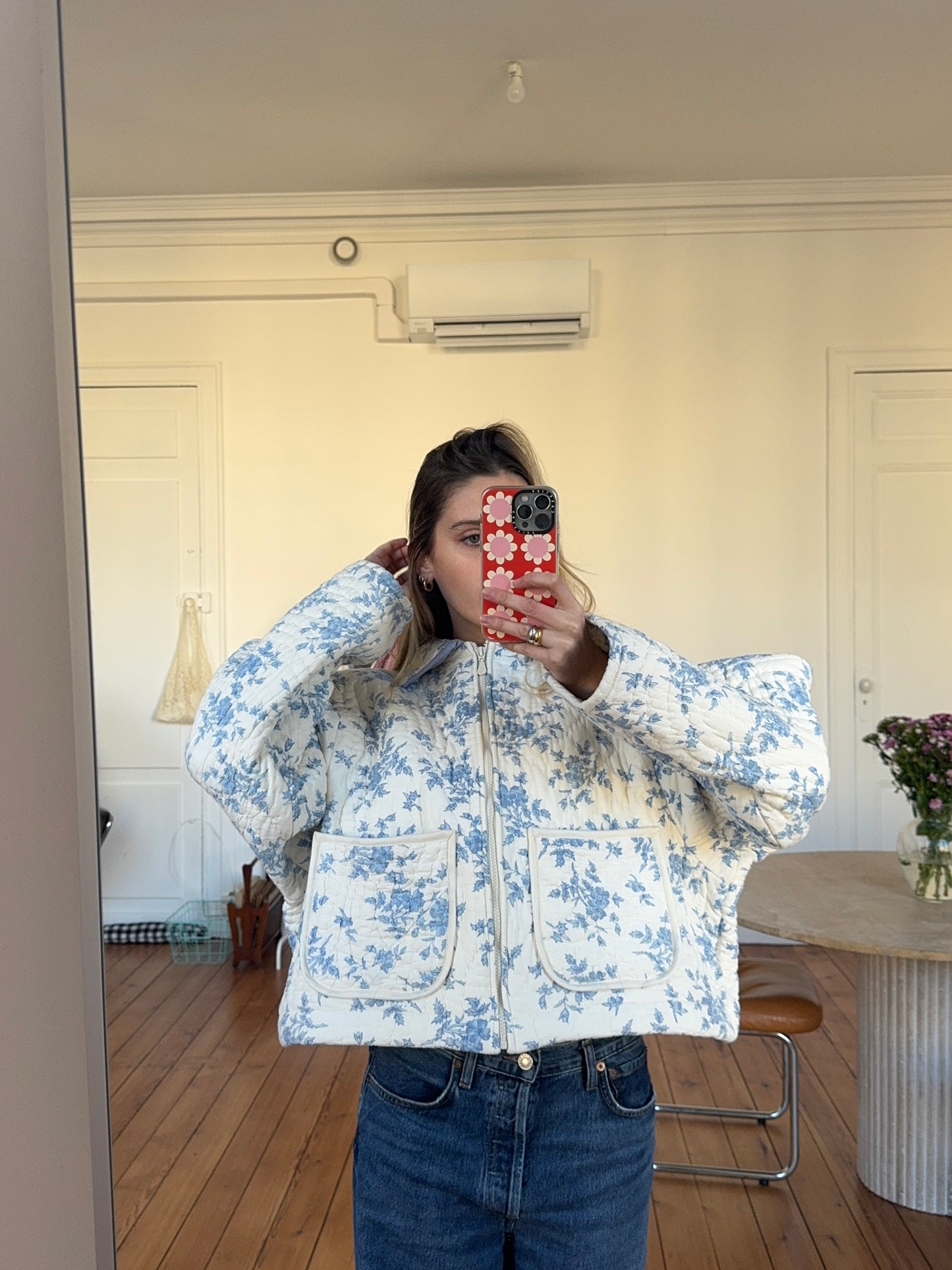 Veste upcyclée matelassée blanche à fleurs bleues