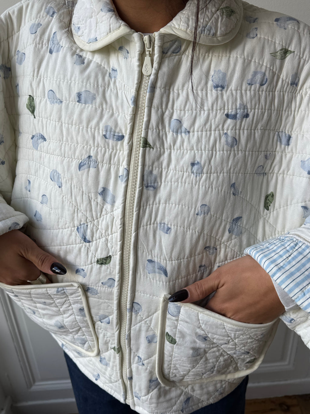 Veste upcyclée matelassée blanche à motif bleu