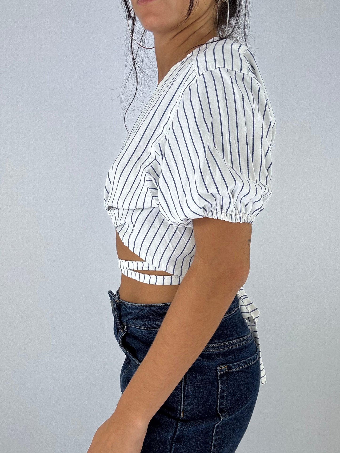 Chemise upcyclée cache-cœur blanche à rayures bleues