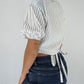 Chemise upcyclée cache-cœur blanche à rayures bleues