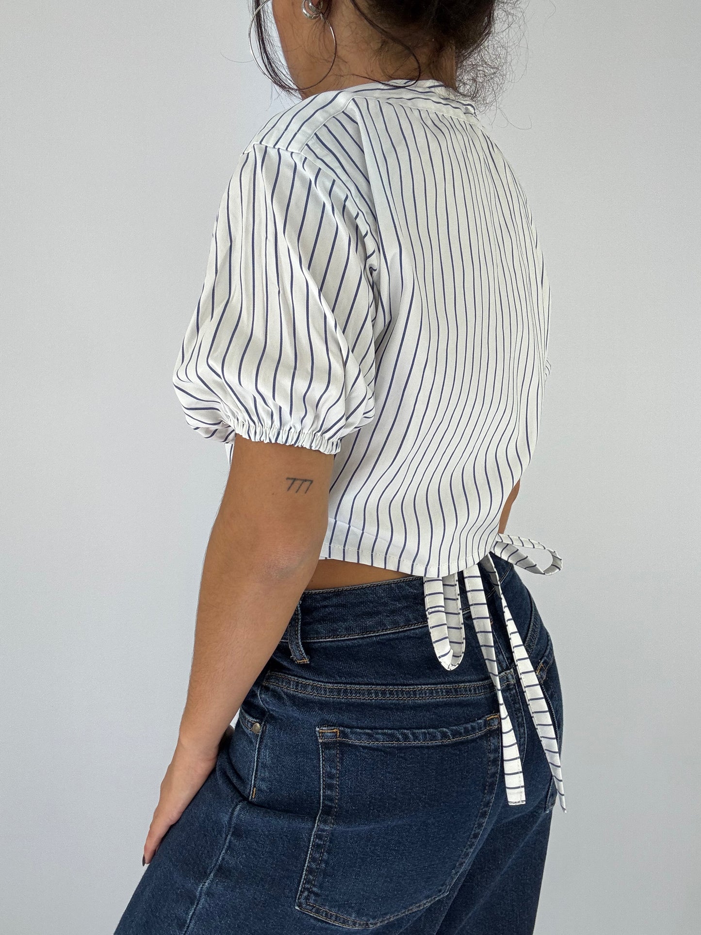 Chemise upcyclée cache-cœur blanche à rayures bleues