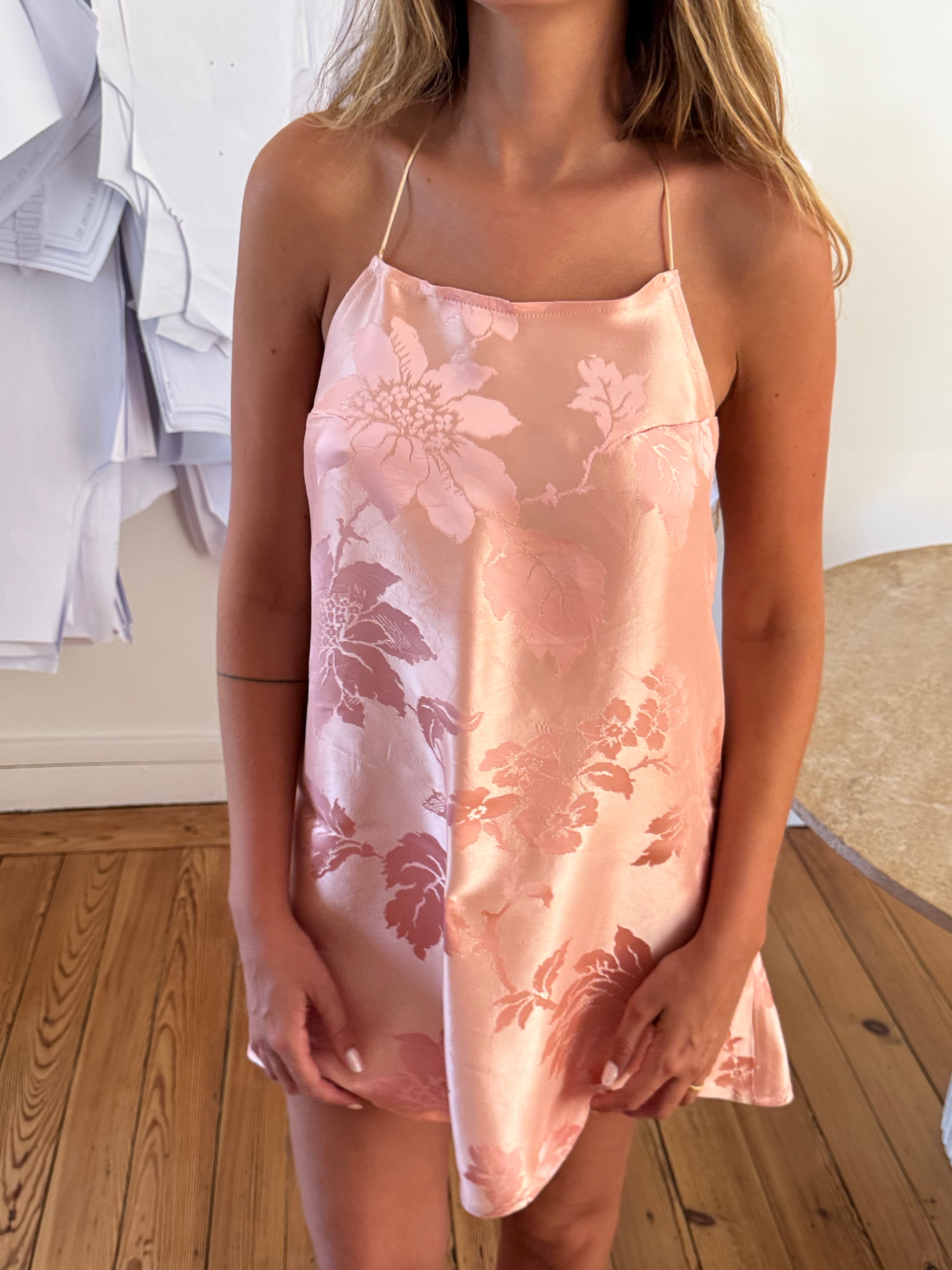 Robe dos nu upcyclée satinée rose