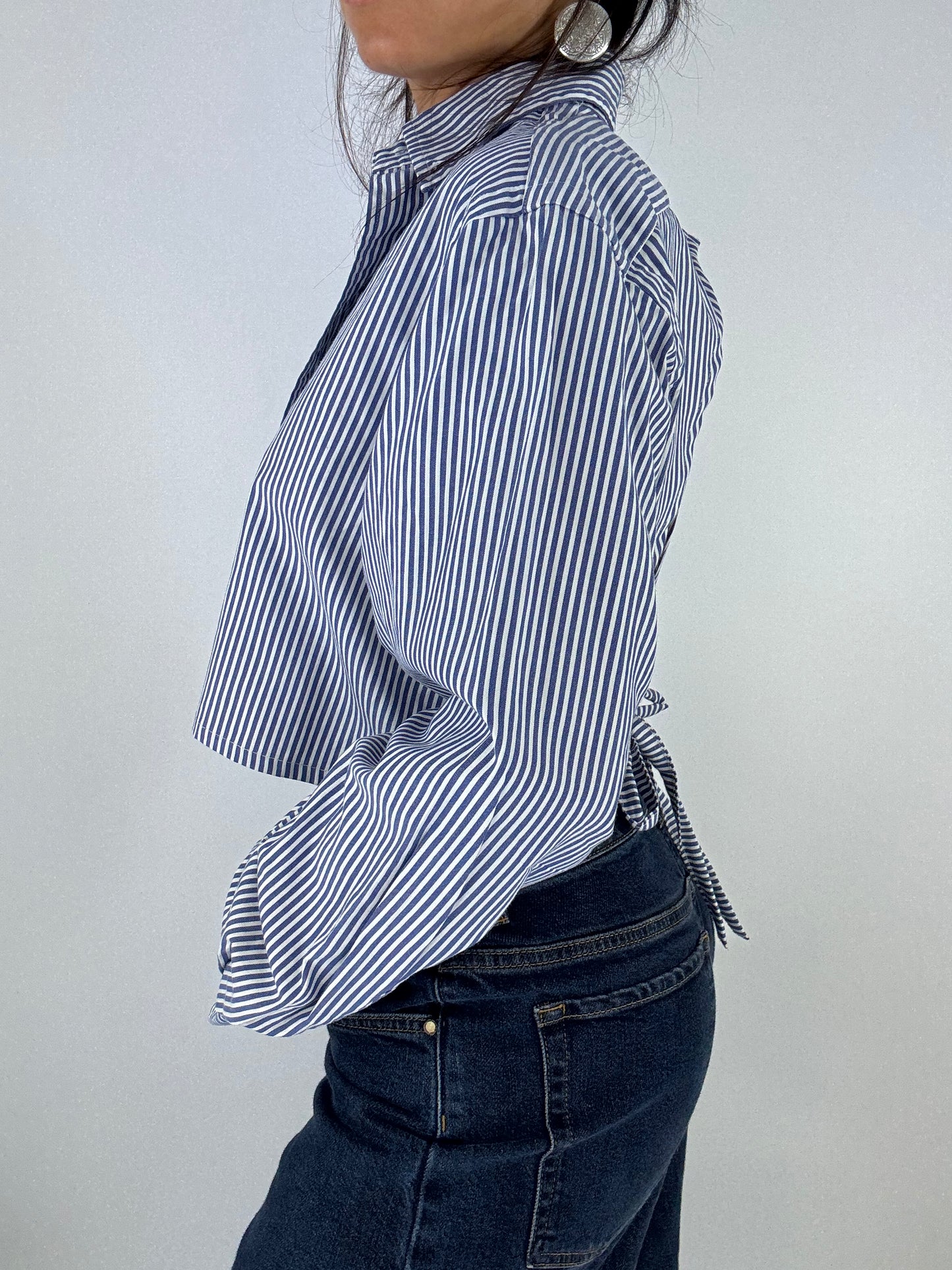 Chemise upcyclée dos nu à rayures bleues