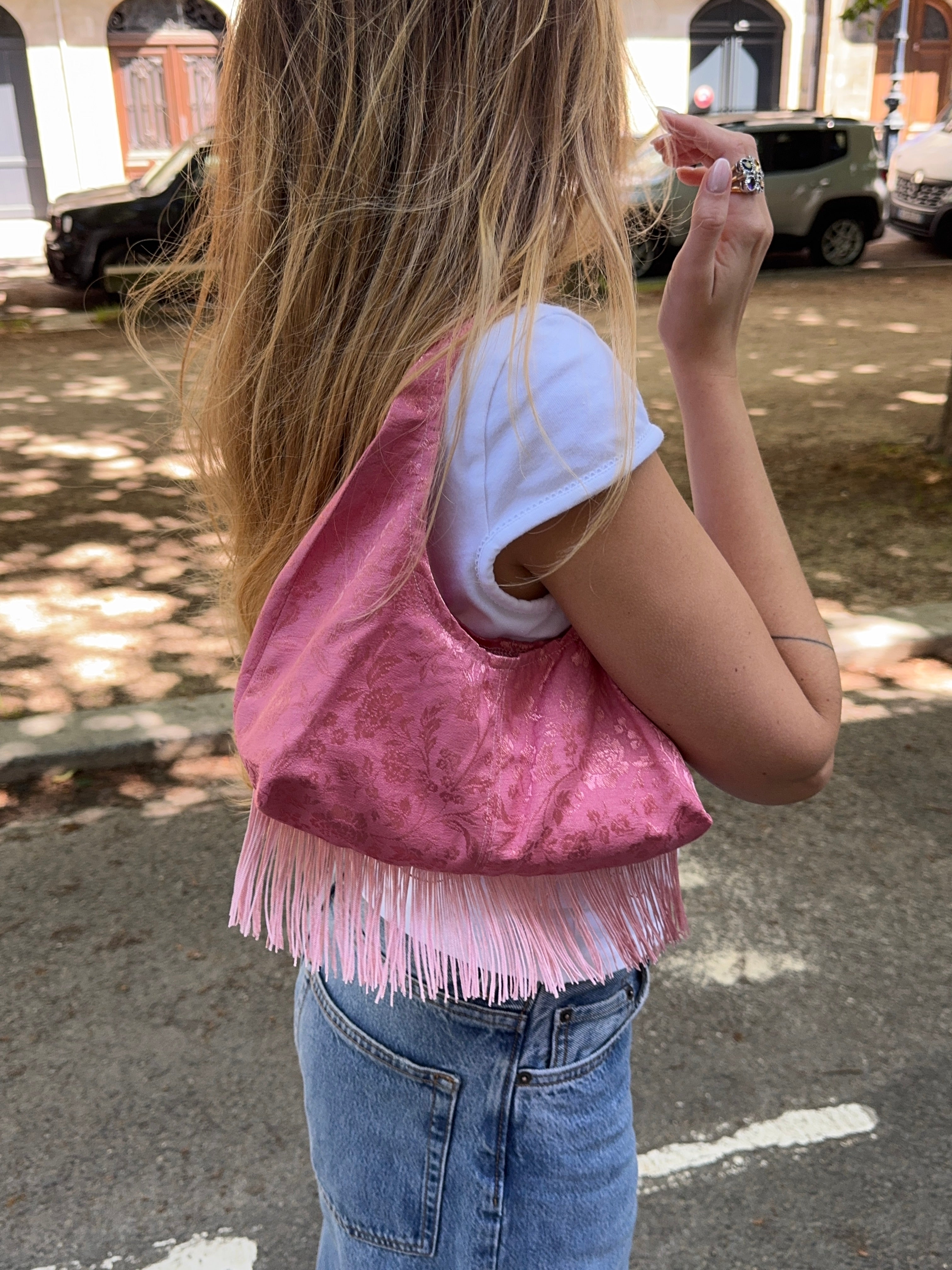 Sac upcyclé rose satiné à motifs et franges vintage - petit