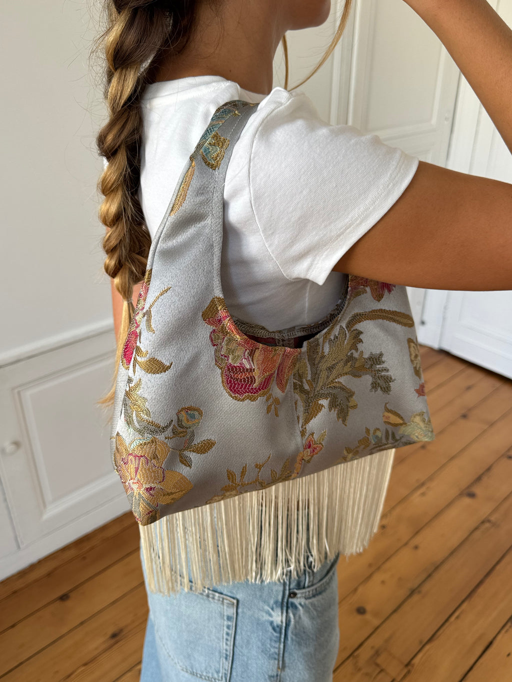 Sac satiné bleu-vert et franges
