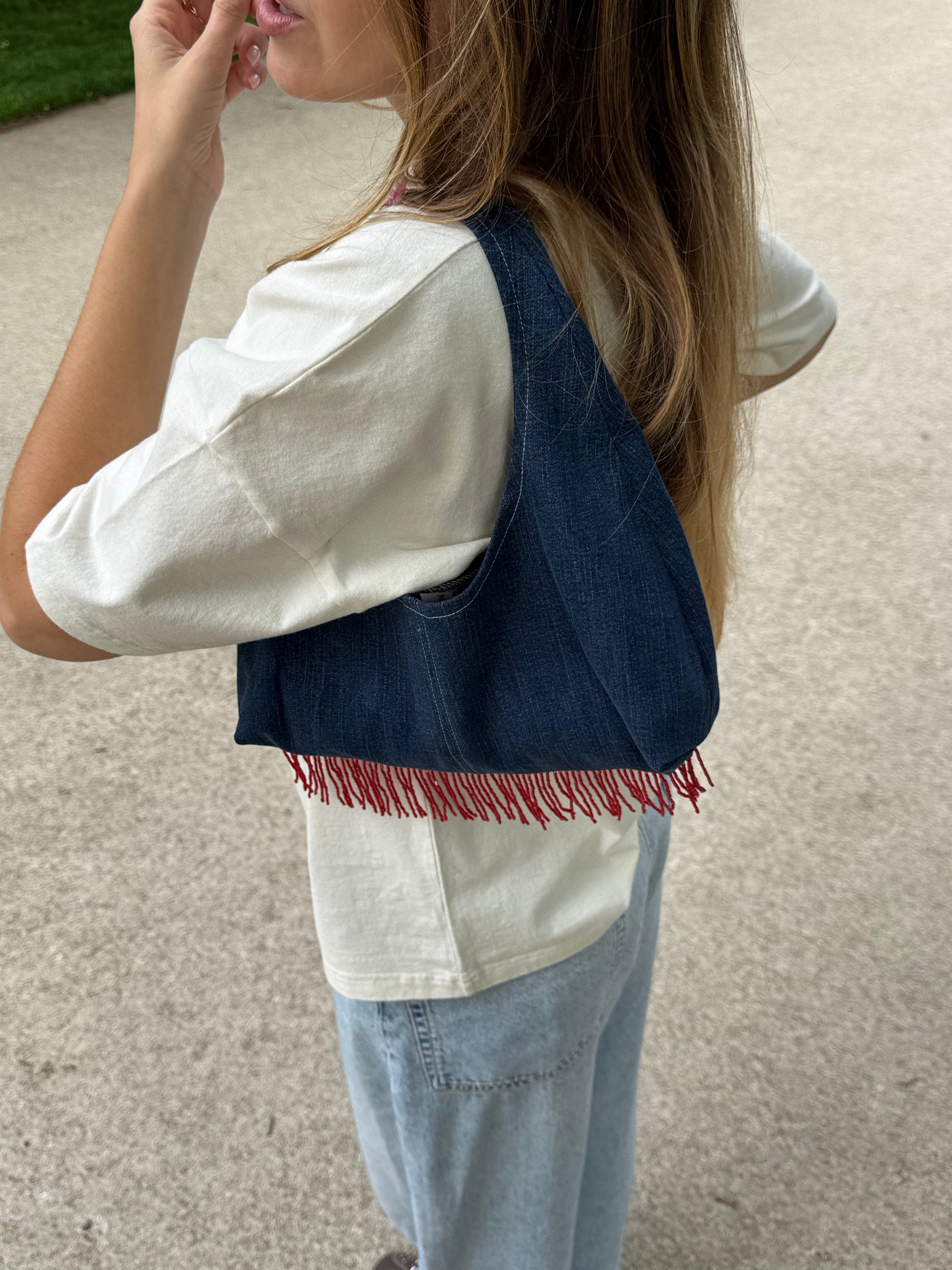 Sac upcyclé denim brut et franges vintage - petit