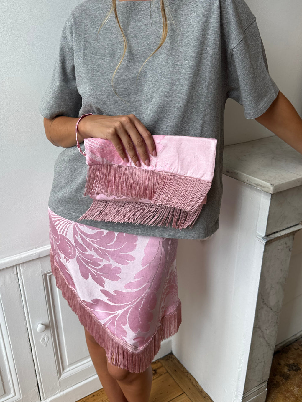 Pochette upcyclée satinée rose et franges