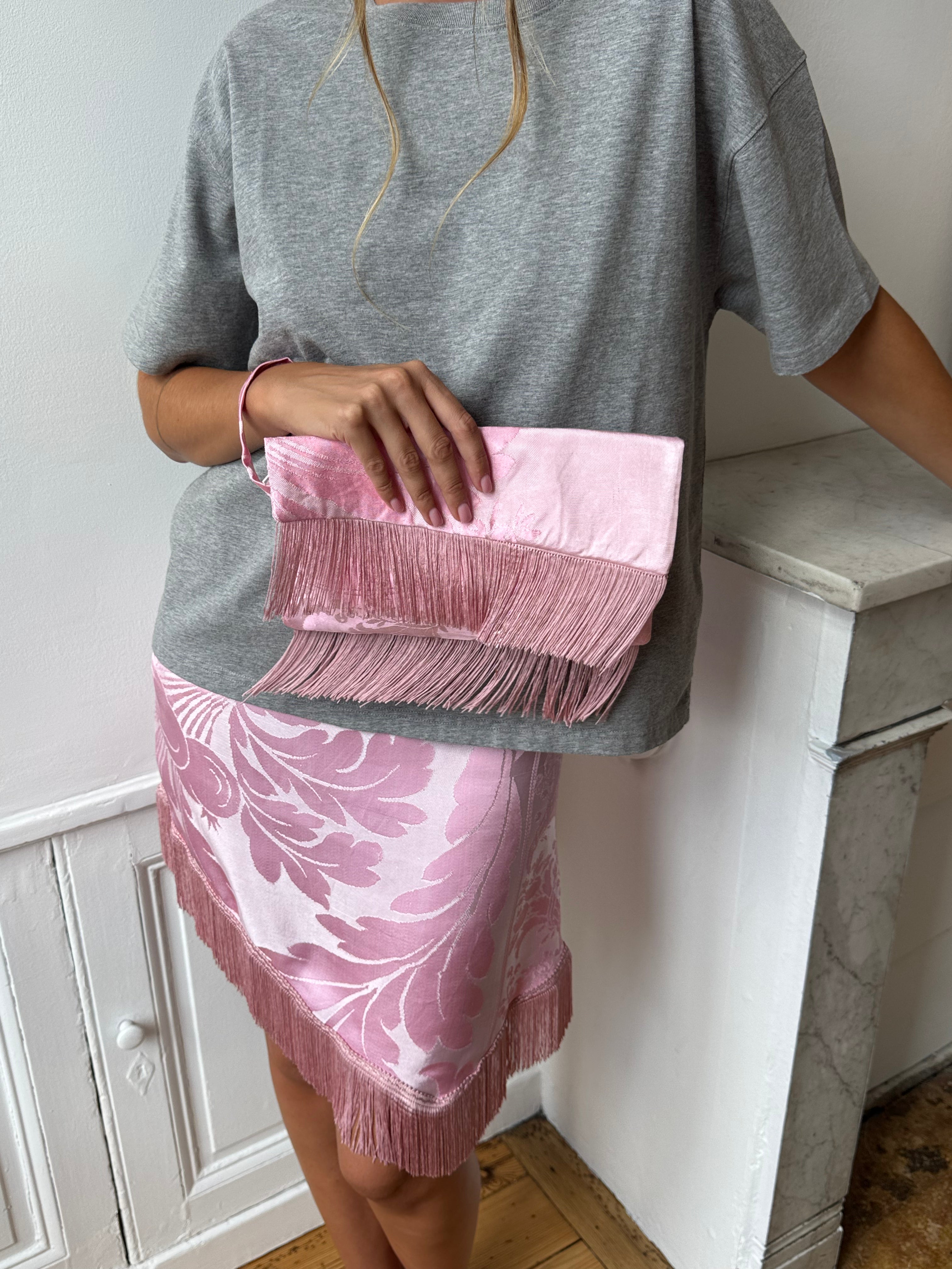 Pochette upcyclée satinée rose et franges