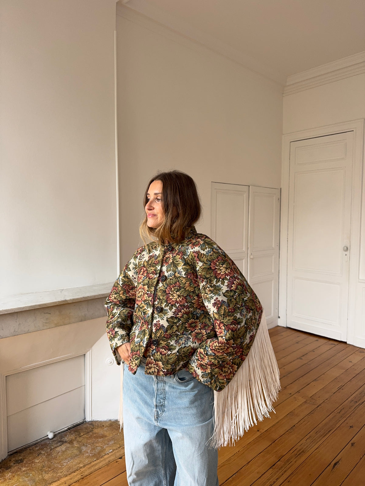Veste upcyclée à fleurs et franges