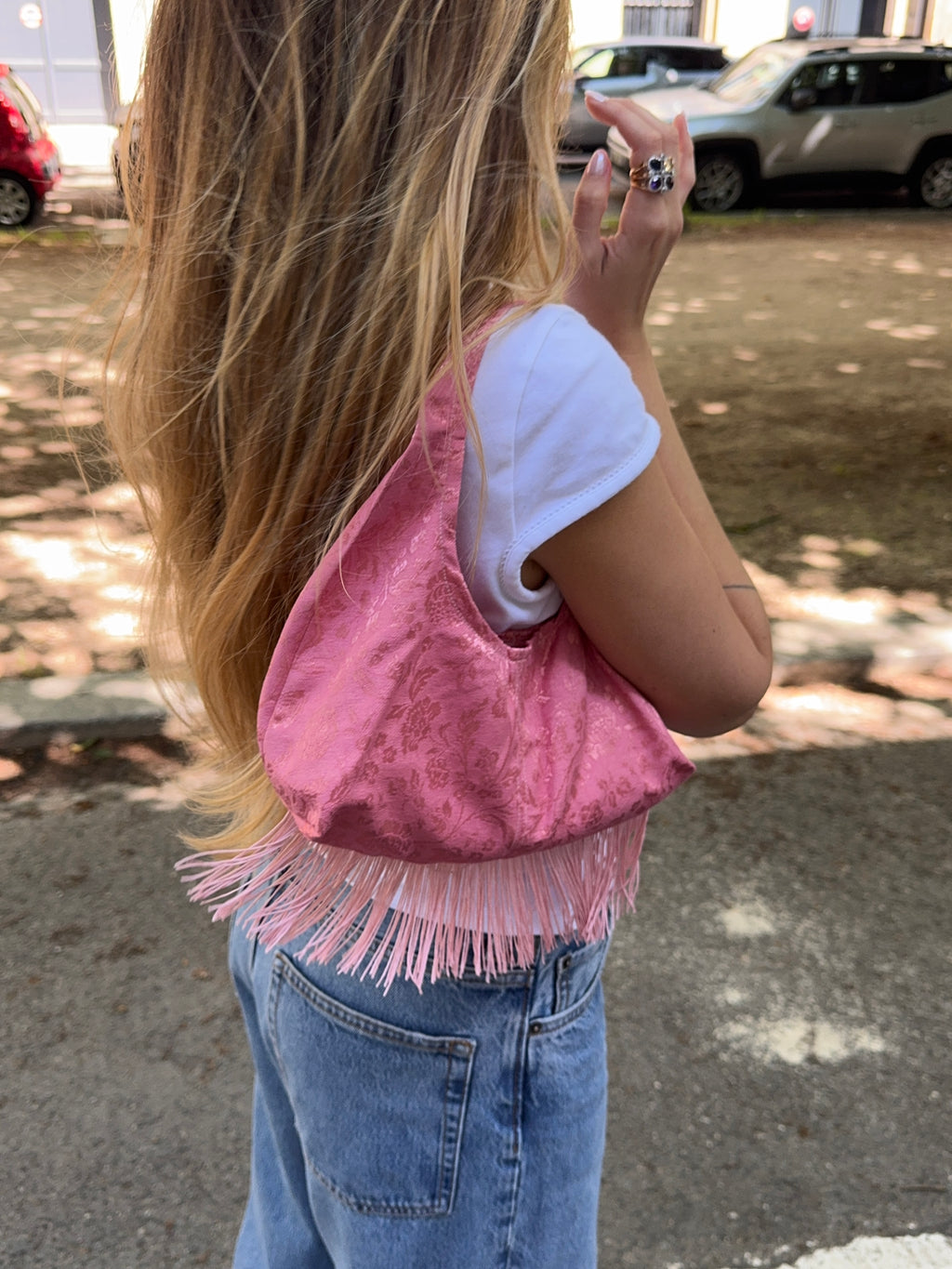 Sac upcyclé rose satiné à motifs et franges vintage - petit