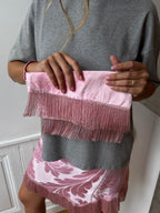 Pochette upcyclée satinée rose et franges