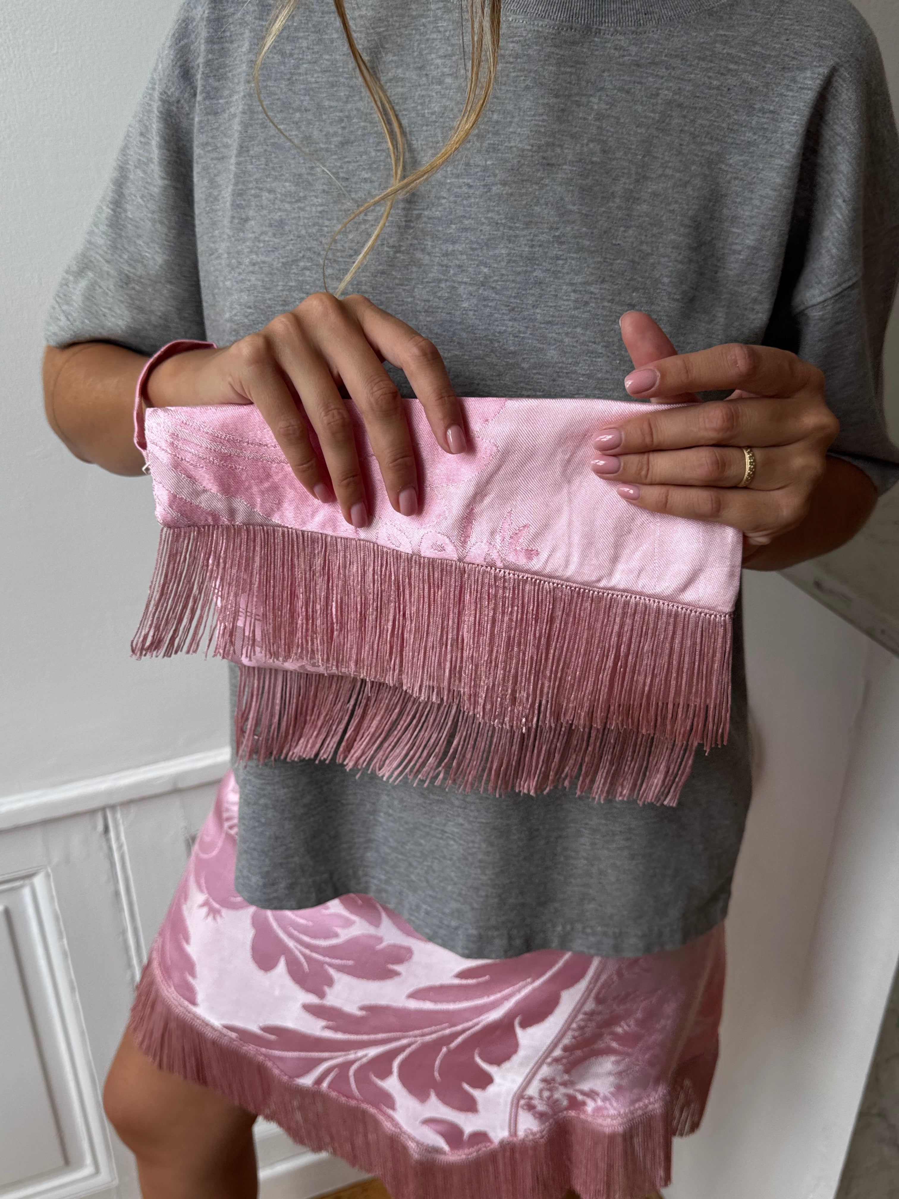 Pochette upcyclée satinée rose et franges