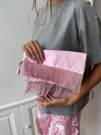 Pochette upcyclée satinée rose et franges