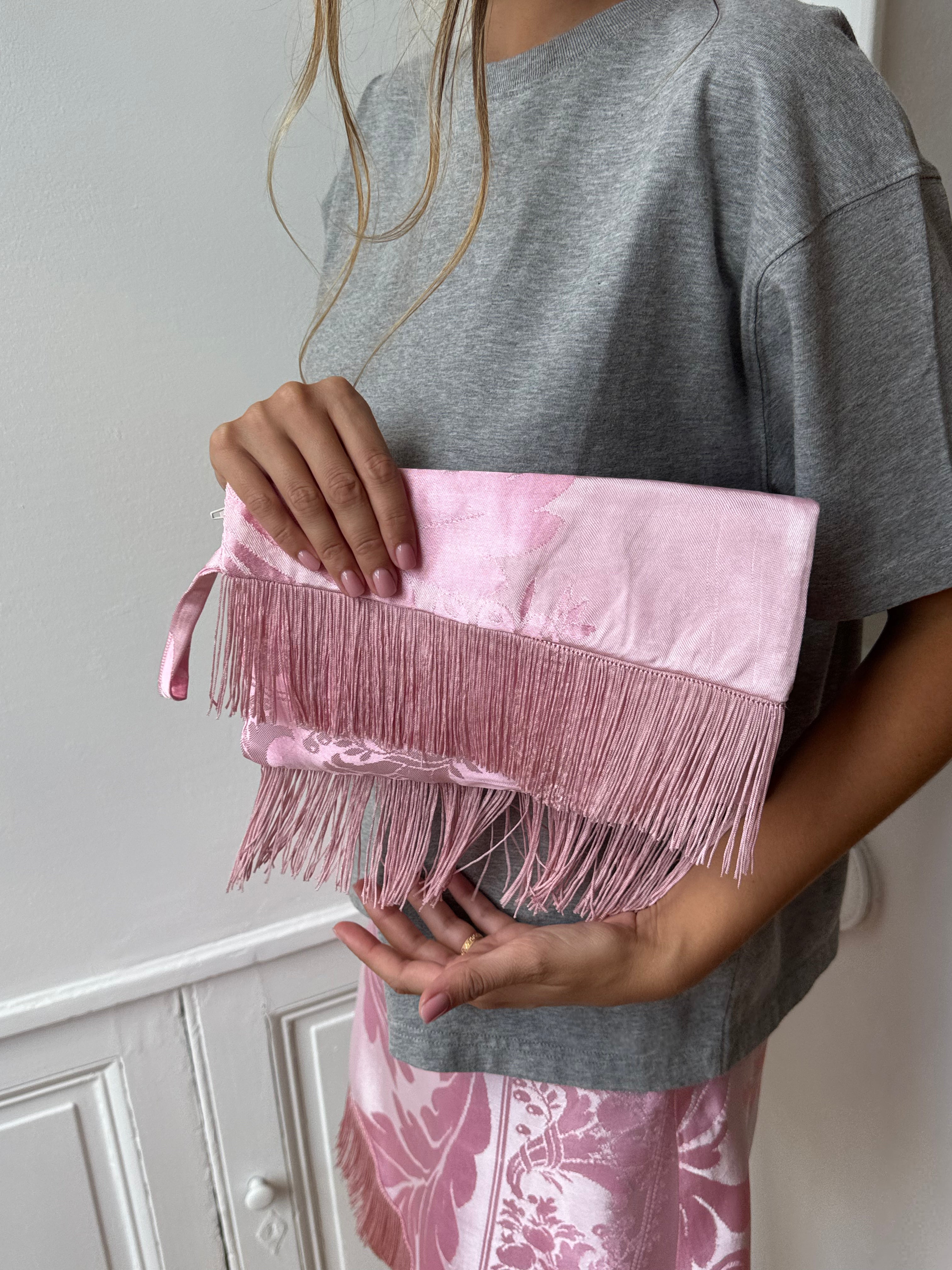 Pochette upcyclée satinée rose et franges