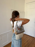 Sac satiné bleu-vert et franges