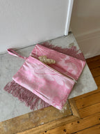 Pochette upcyclée satinée rose et franges