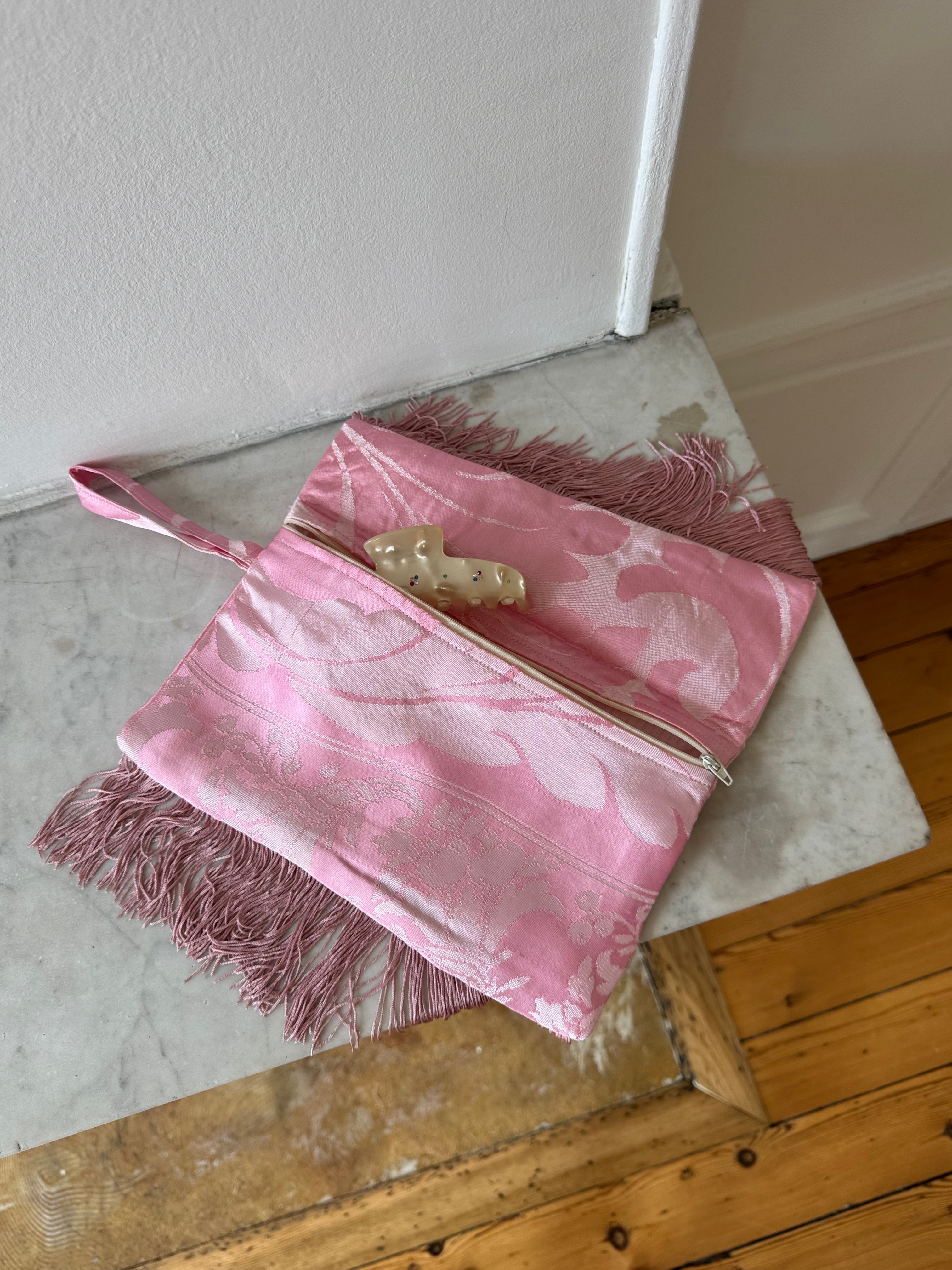 Pochette upcyclée satinée rose et franges