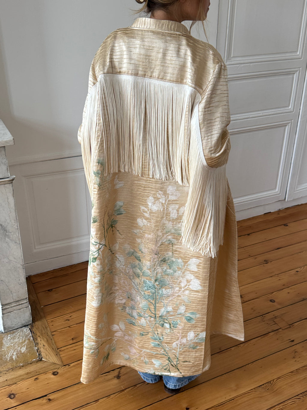 Veste longue upcyclée satinée dorée et franges - S/M