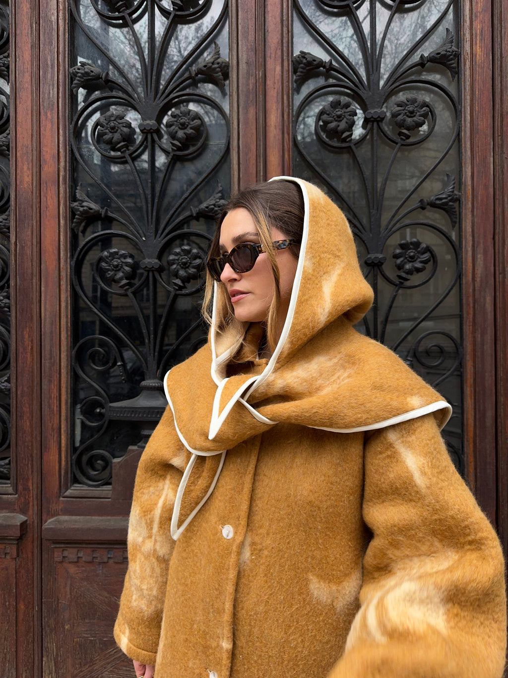 Capuche upcyclée laine marron clair à motifs vintage