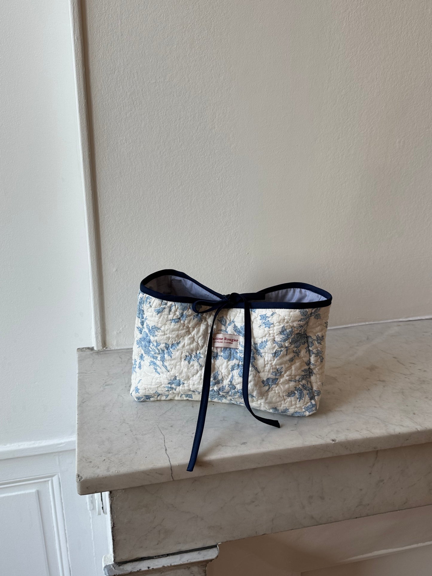 Trousse upcyclée matelassée blanche à fleurs bleues