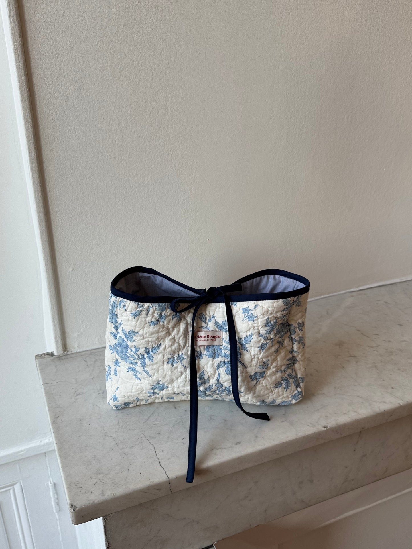 Trousse upcyclée matelassée blanche à fleurs bleues