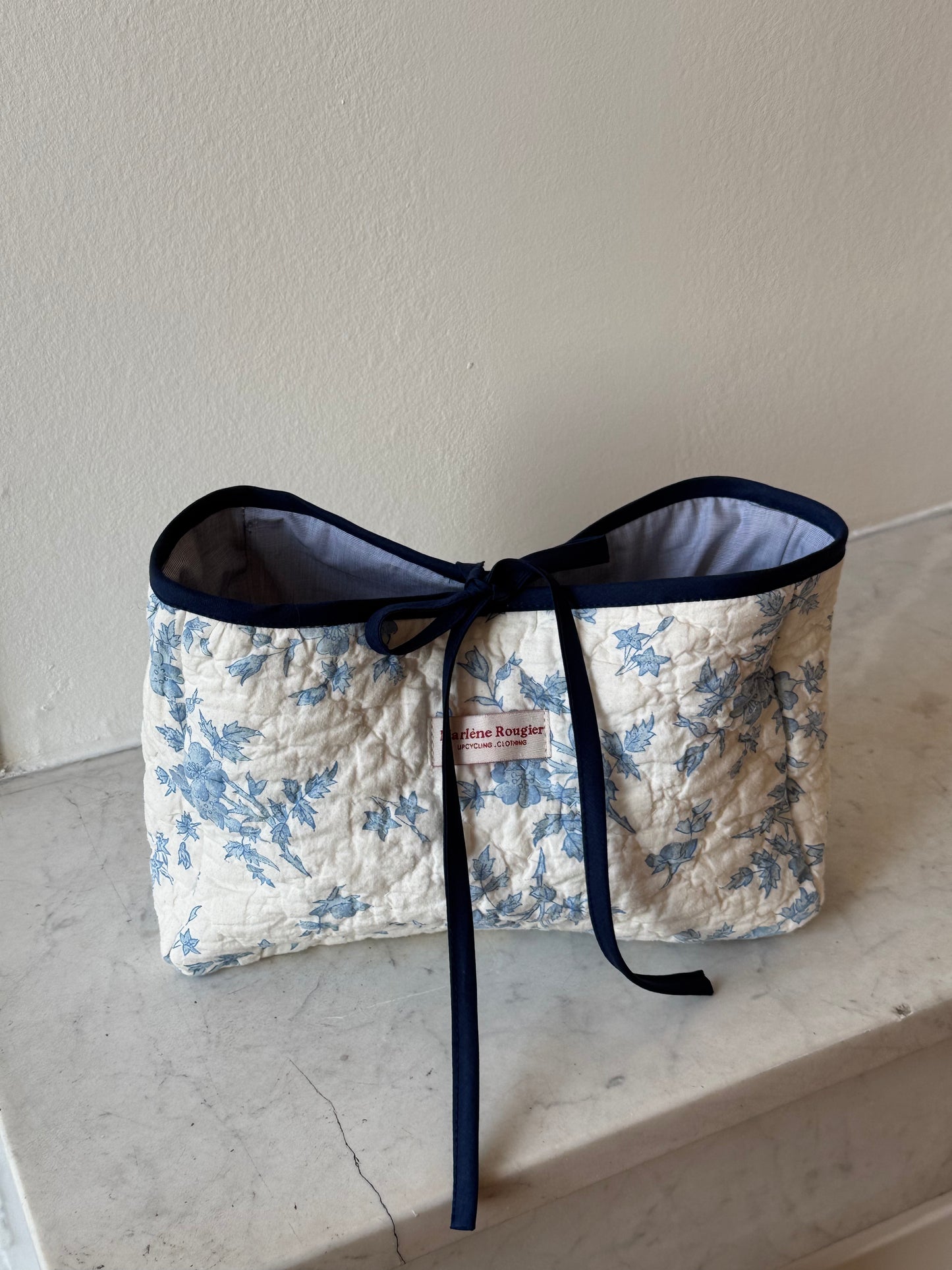 Trousse upcyclée matelassée blanche à fleurs bleues