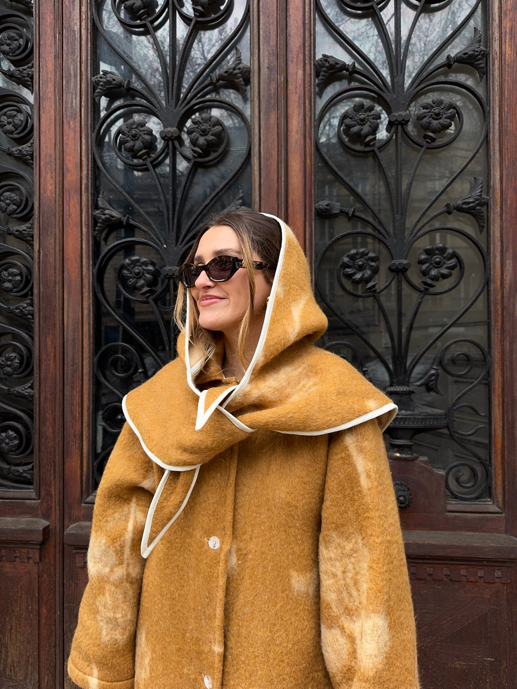 Capuche upcyclée laine marron clair à motifs vintage