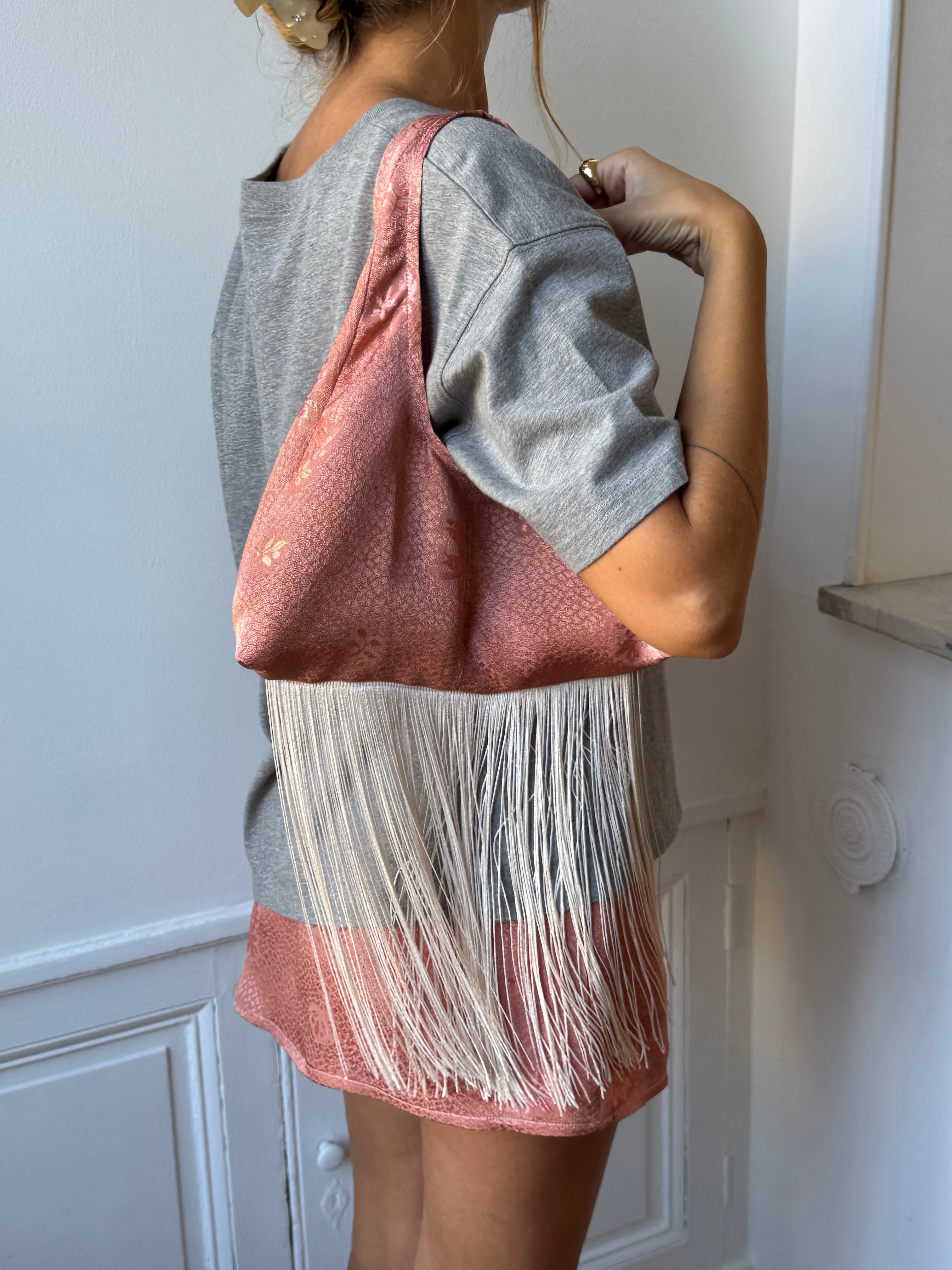Sac upcyclé satiné rosé et franges