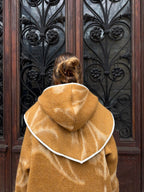 Capuche upcyclée laine marron clair à motifs vintage