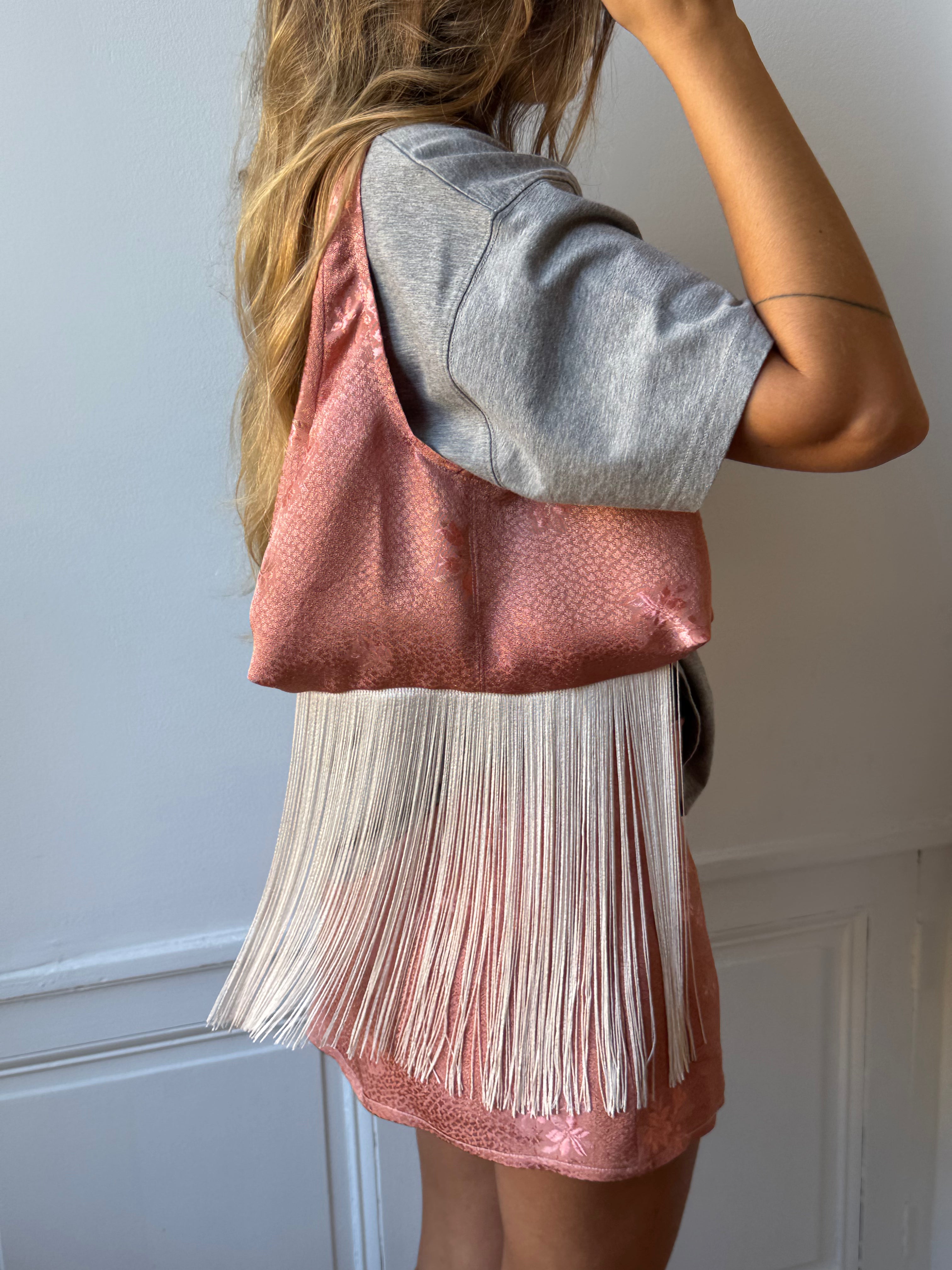 Sac upcyclé satiné rosé et franges