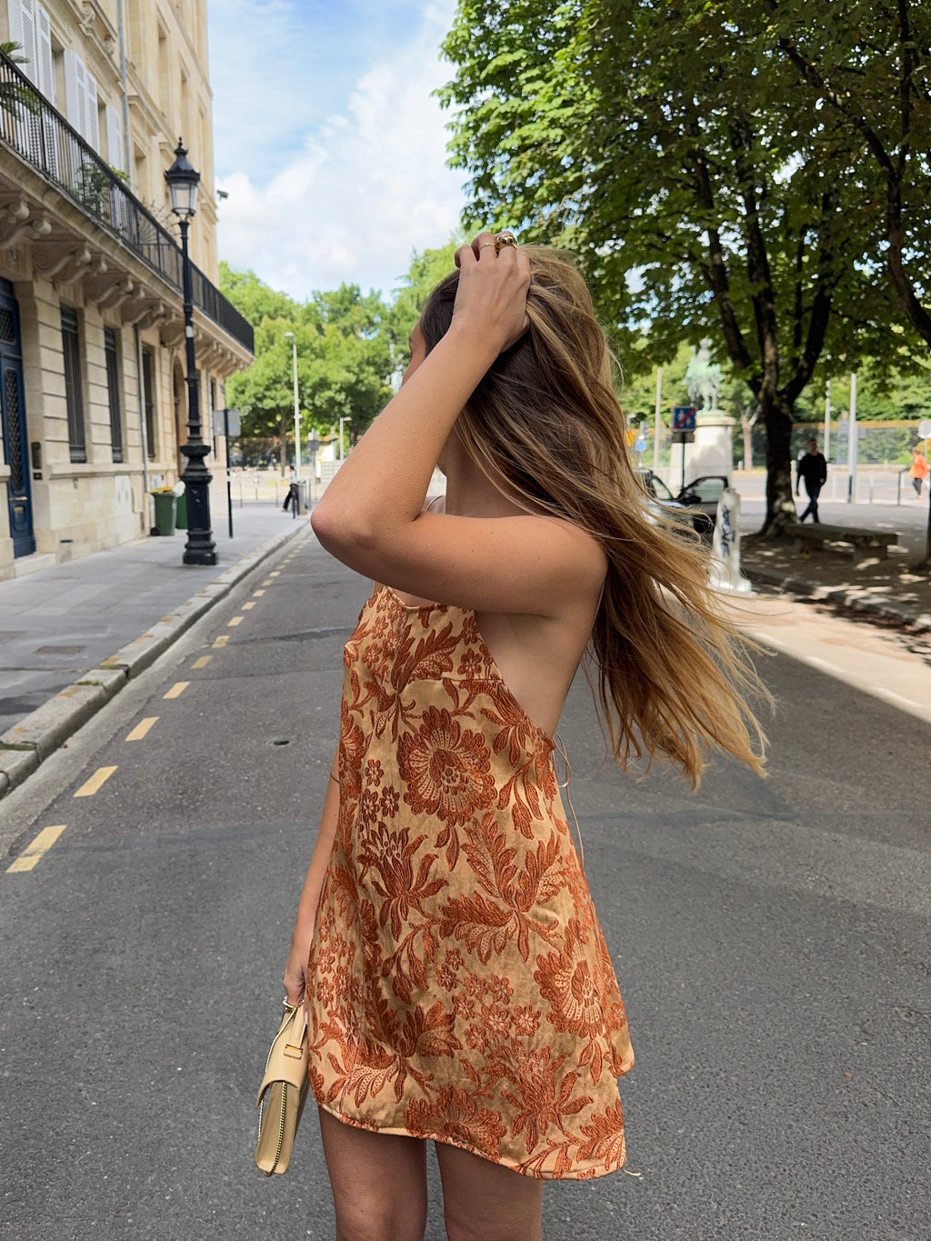 Robe dos nu upcyclée orange clair à motifs vintage