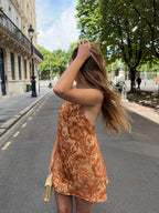 Robe dos nu upcyclée orange clair à motifs vintage