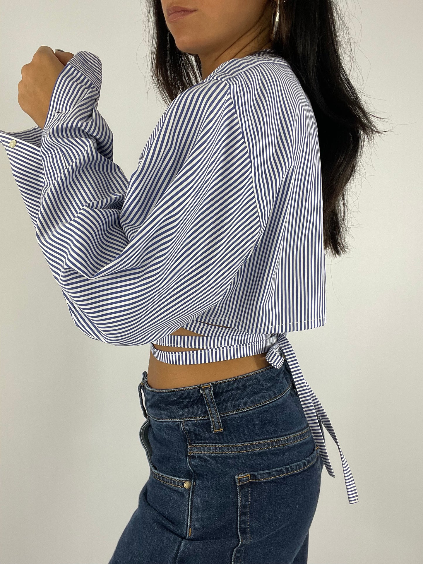Chemise upcyclée cache-cœur à rayures bleues