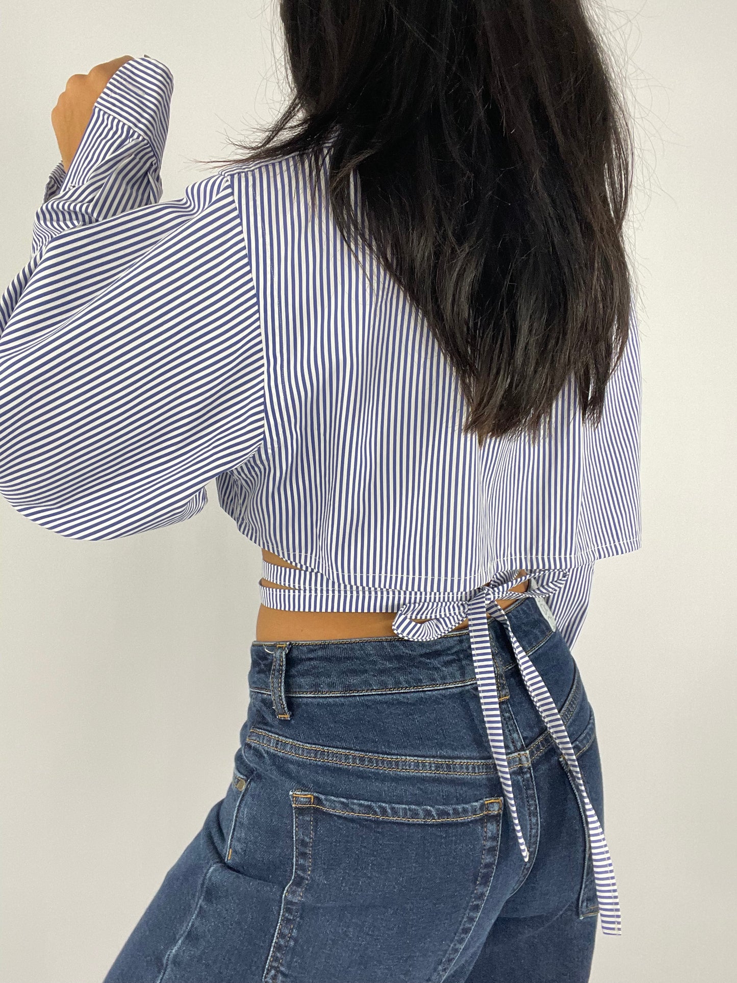 Chemise upcyclée cache-cœur à rayures bleues