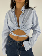 Chemise upcyclée dos nu à rayures bleues